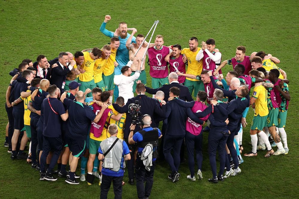 Boyle Crutches In Huddle .jpg